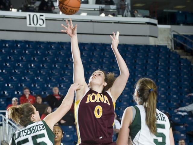 The womens basketball team fell to Manhattan College in the Quarterfinals of the MAAC Championship.
