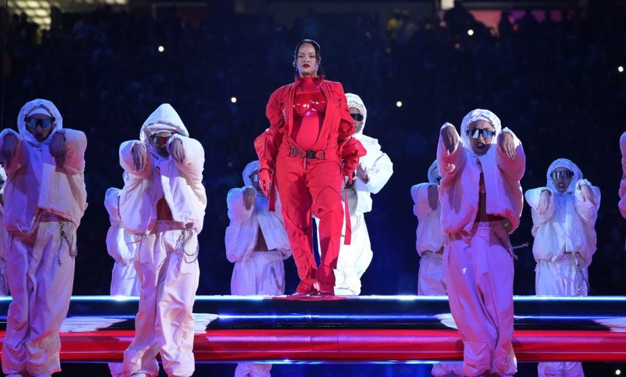 Rihanna+wows+audiences+across+the+country+with+her+first+performance+in+over+half+a+decade.+